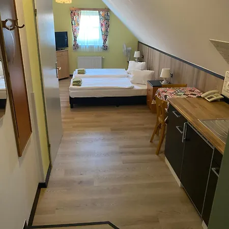 - Alt - Strassgang ゲストハウス